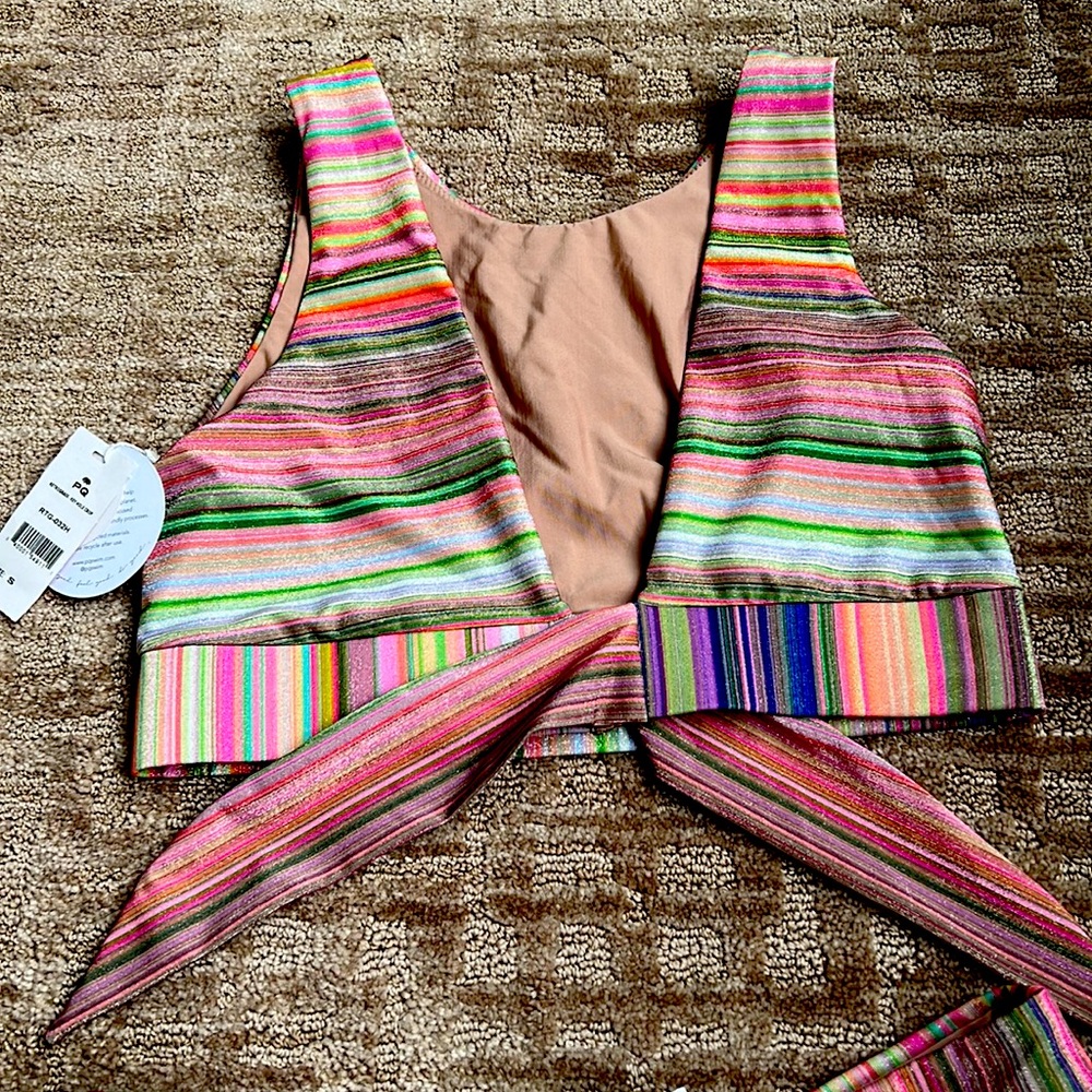 PQ SWIM RETROGRADE KEYHOLE CROP SWIM TOP MULTICOLOR